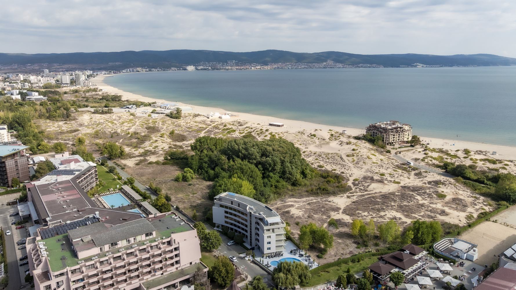 První linie ve Slunečném pobřeží – prostorný apartmán s jednou ložnicí s výhledem na moře, hory a město