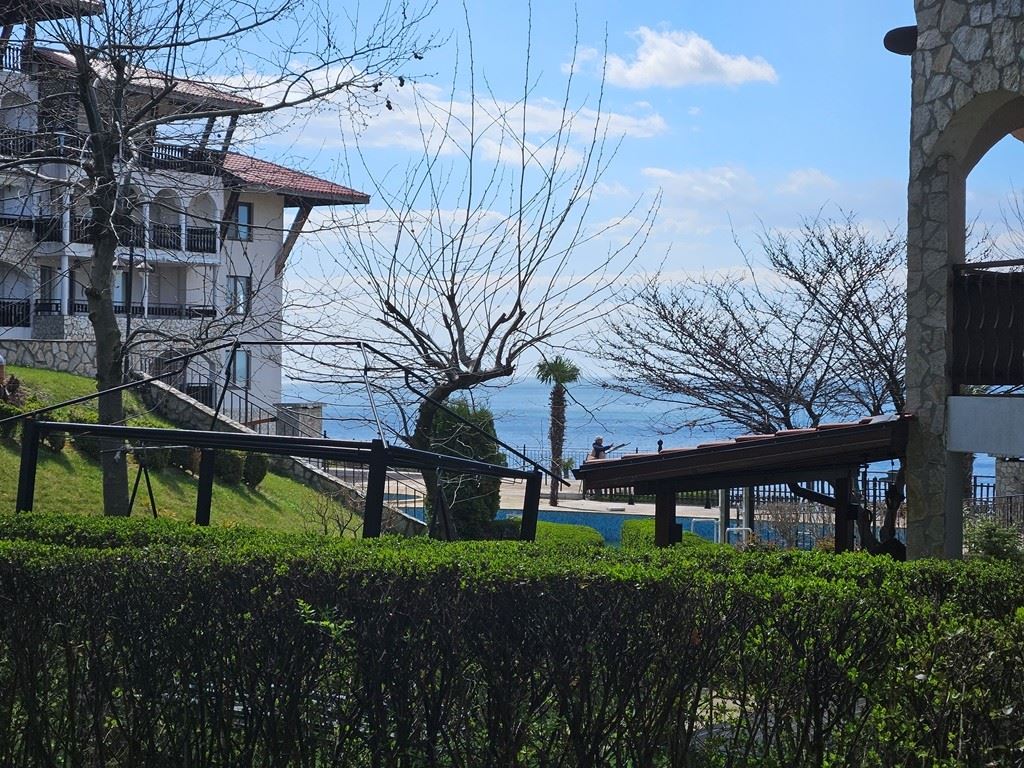 Luxus na první linii – stylový byt s verandou, soukromou zahradou a výhledem na moře ve Sveti Vlas