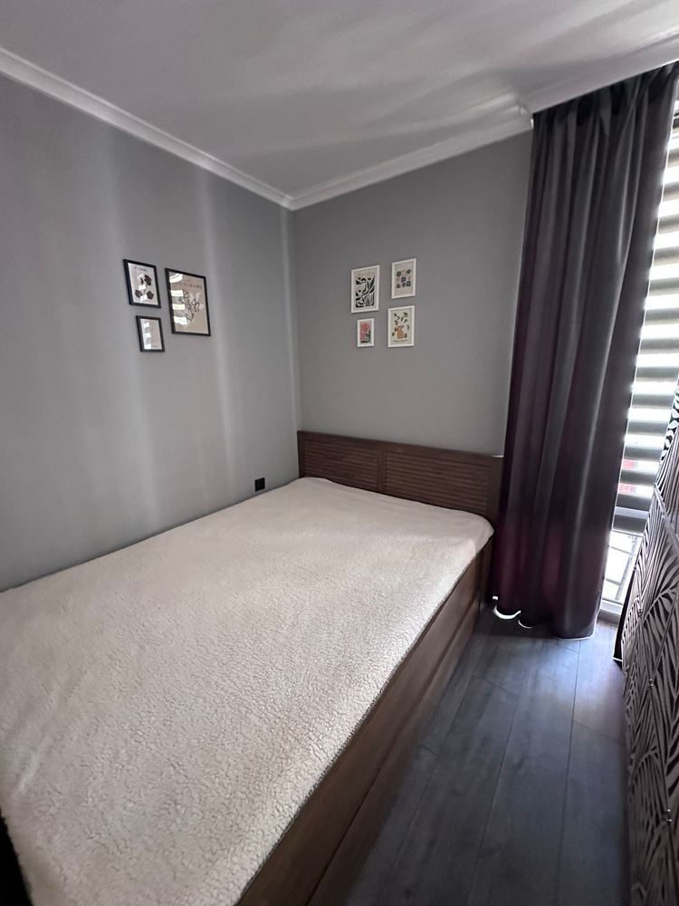 Dvouložnicový apartmán s částečným výhledem na moře v Sveti Vlas – zařízený, po rekonstrukci, v luxusním uzavřeném komplexu