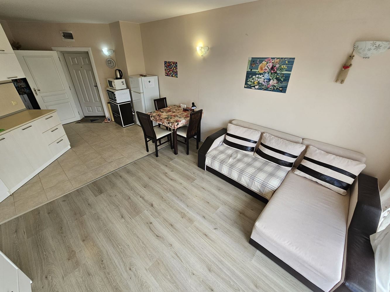 Apartmán s jednou ložnicí uprostřed zeleně v komplexu s bazénem a dětským hřištěm