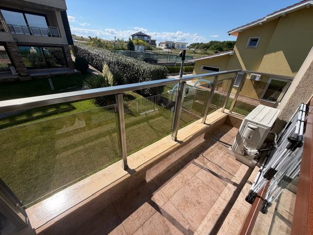 Prostorný apartmán se 2 ložnicemi v první linii u moře s čelním panoramatickým výhledem na moře