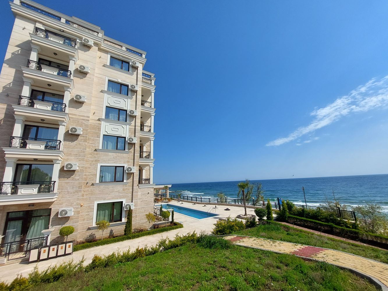 Elegantní studio v první linii u moře v prestižním komplexu ve Sveti Vlas – komfort, styl a výhled na moře