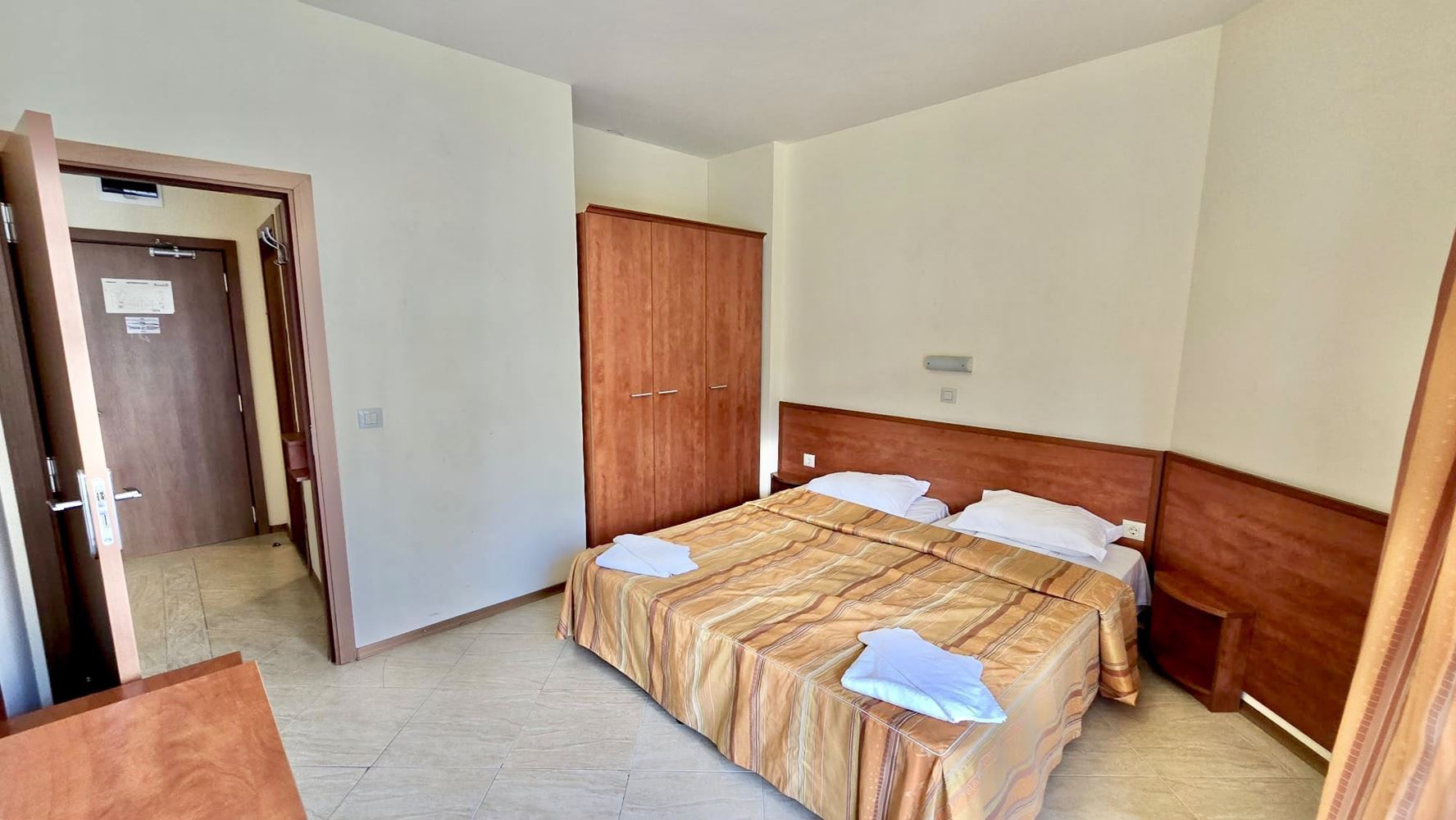 Prostorný apartmán s jednou ložnicí na Slunečním pobřeží – skvělá investice s kompletní dokumentací