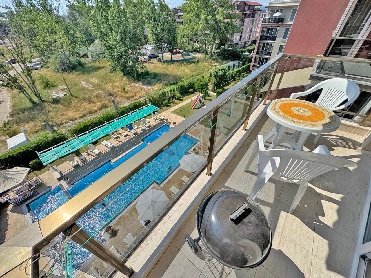 Apartmán se dvěma ložnicemi s výhledem na bazén v moderním komplexu na Slunečném pobřeží