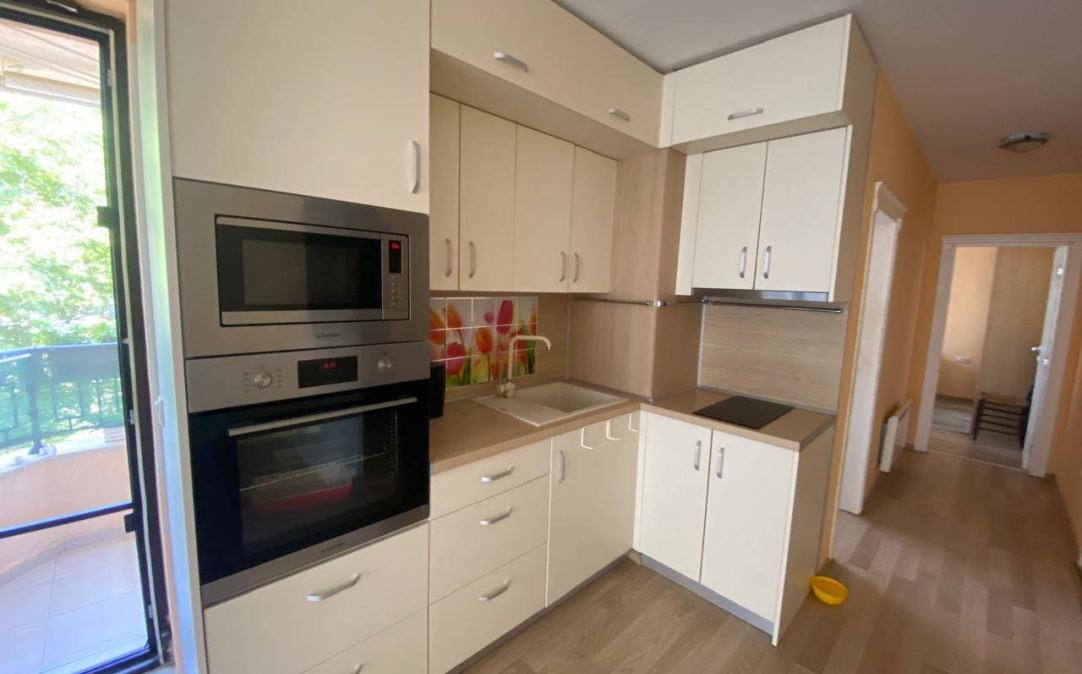 Apartmán se dvěma ložnicemi 50 metrů od pláže v Ravdě – moderní budova, komfort a vynikající poloha