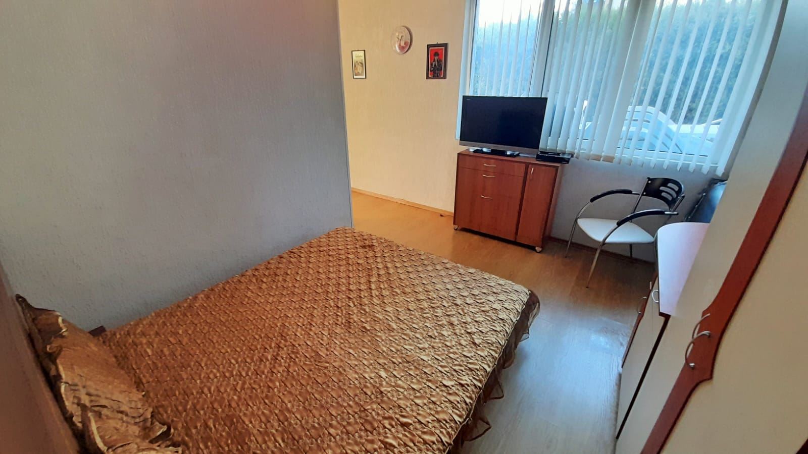 Prostorné studio s prosklenou terasou a dodatečným pokojem – klidná lokalita 500 m od pláže