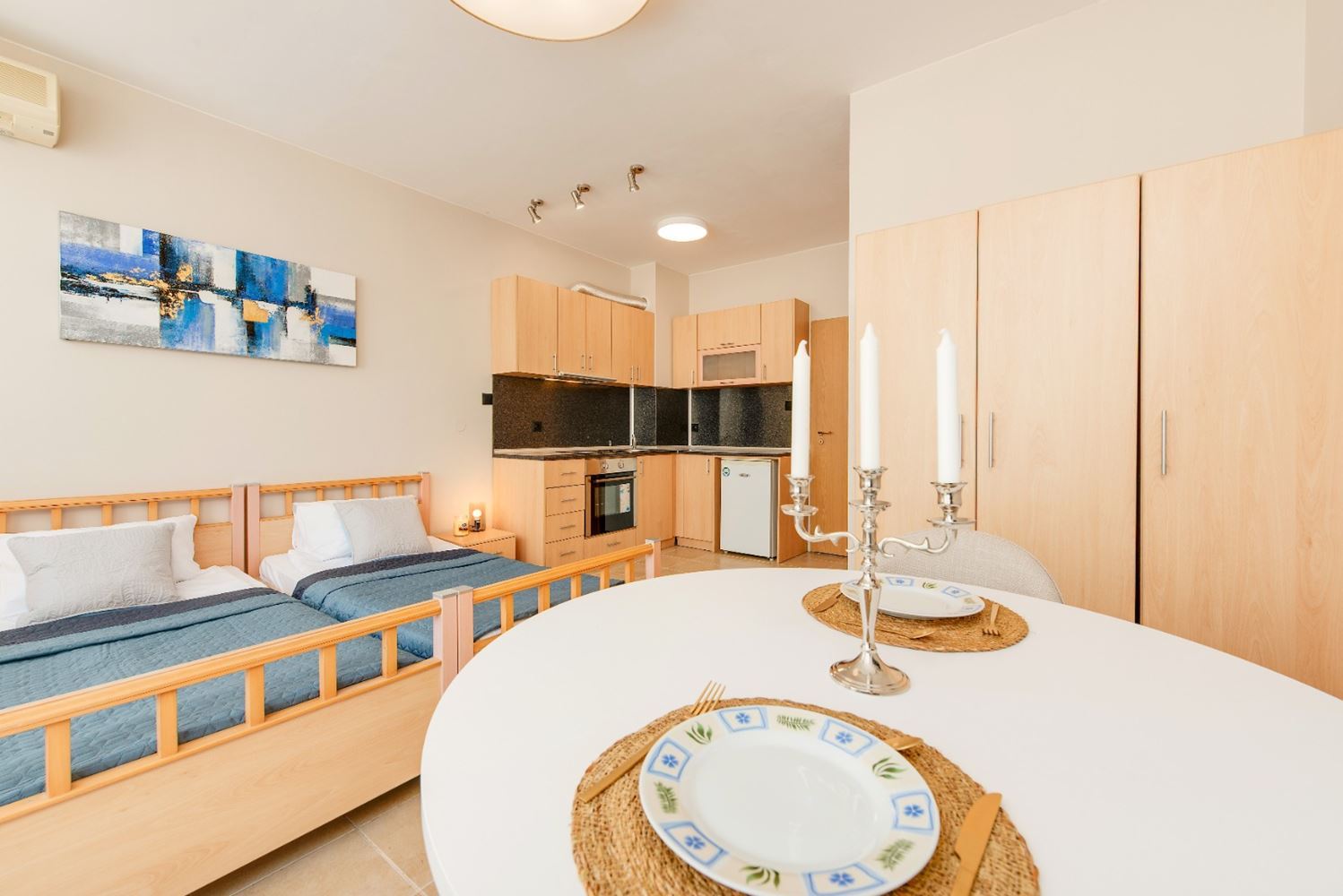 Slunné a prostorné studio s výhledem na moře v Ravdě – 100 m od pláže, v udržovaném komplexu s bazénem a zelení