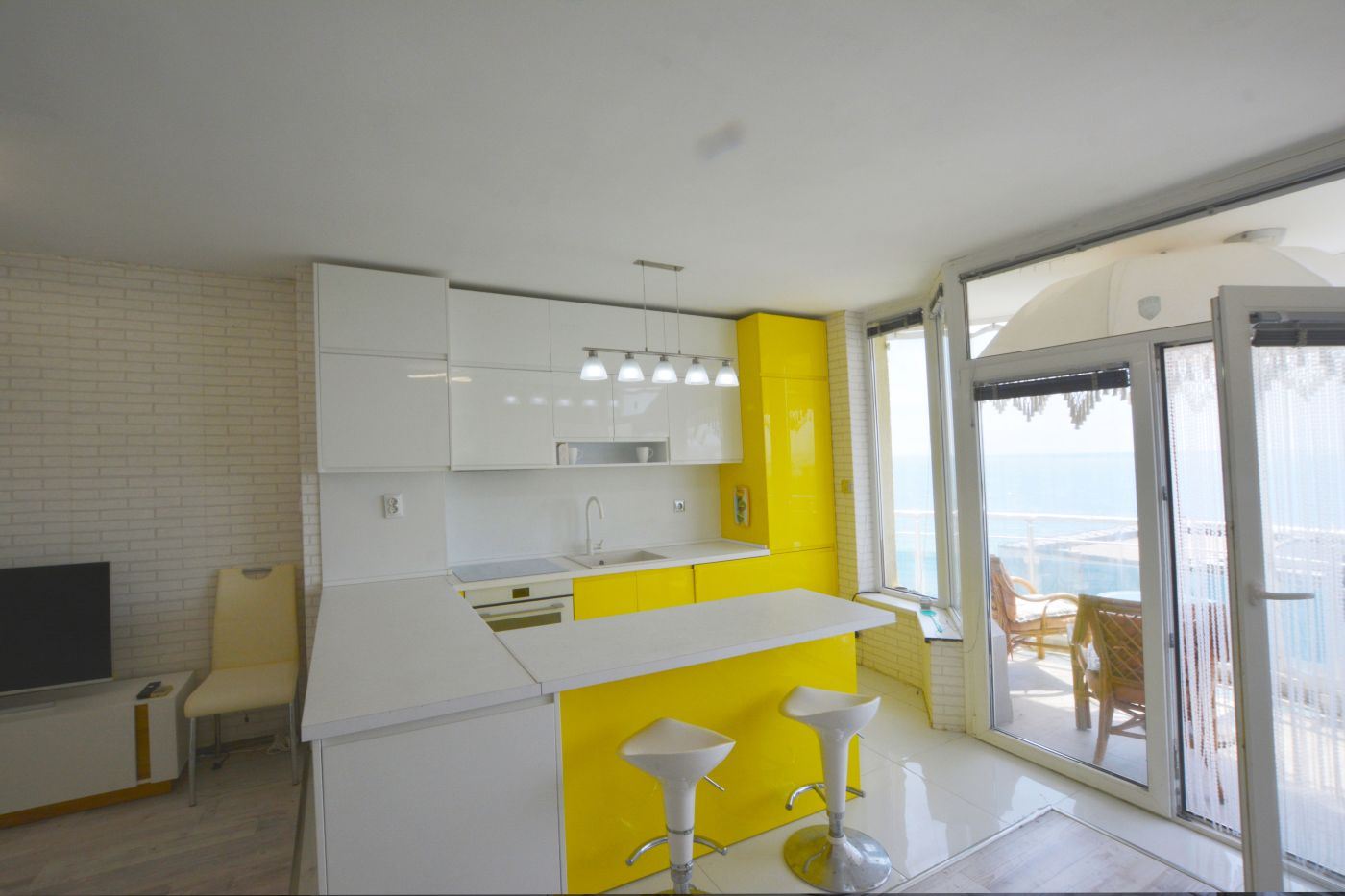 Luxusní třípokojový apartmán s výhledem na moře na první linii v Ravdě – 114 m², dvě terasy a maximální komfort