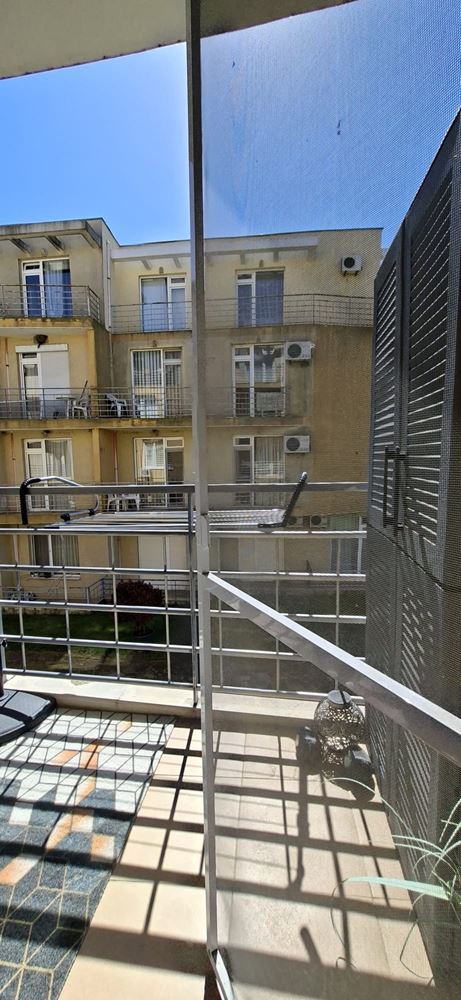 Prostorný a světlý byt s jednou ložnicí v udržovaném komplexu poblíž Slunečného pobřeží