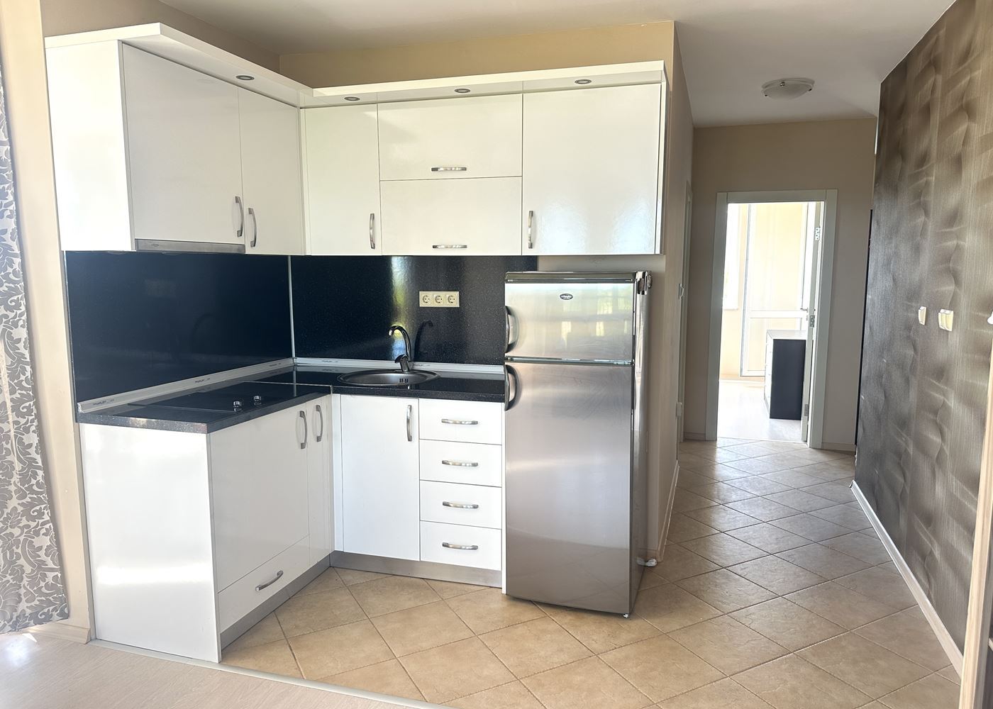 Prostorný apartmán s jednou ložnicí a panoramatickým výhledem na moře v Černomorci – připravený domov u moře