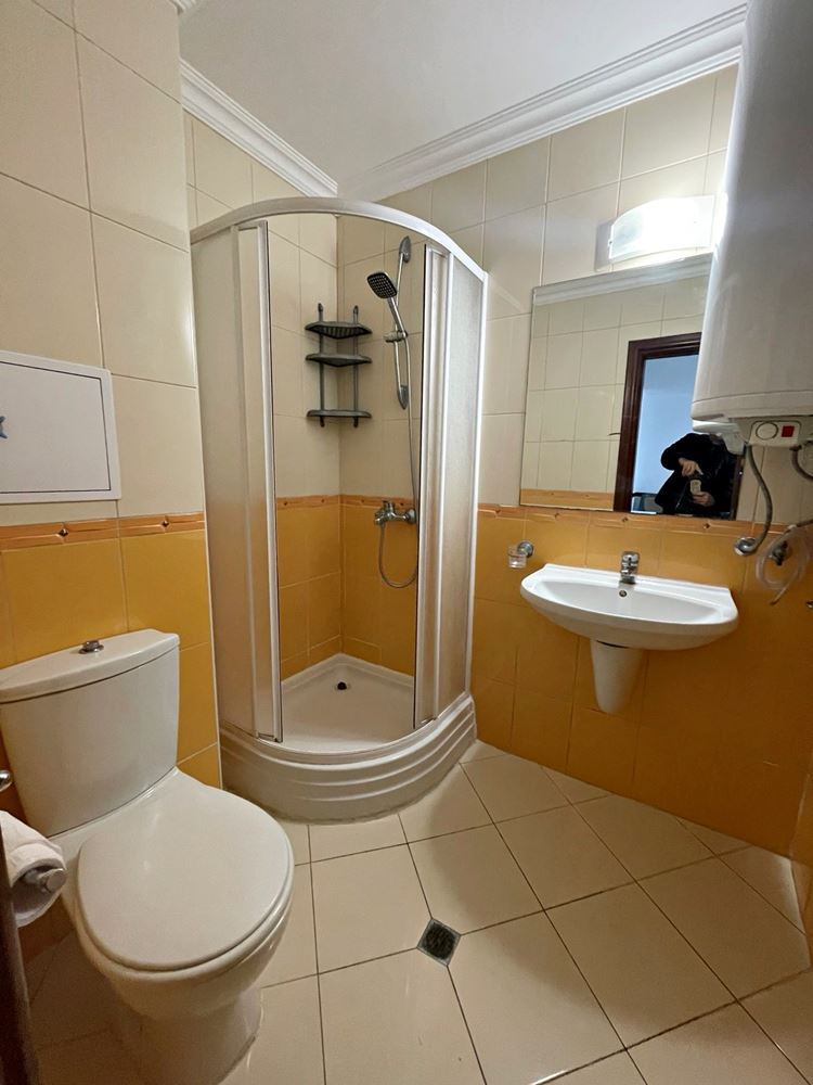 Luxus a klid v první linii u moře ve Sveti Vlas – prostorný apartmán s jednou ložnicí a výhledem na bazén