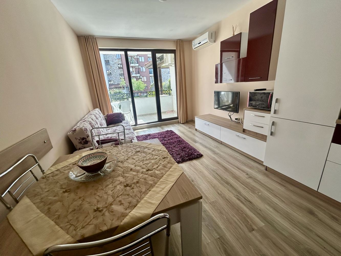 Komfortní 2+kk apartmán s přímým vstupem k bazénu v Nesebaru – mimořádně praktická nabídka