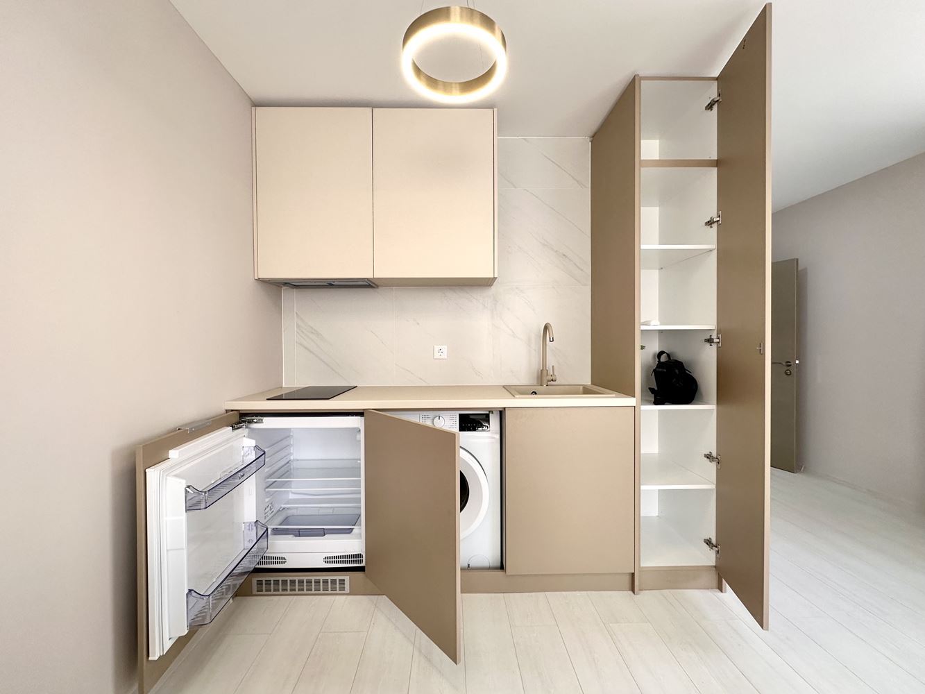 Útulný byt s jednou ložnicí s výhledem na bazén a zeleň ve Slunečném pobřeží – připraven k užívání