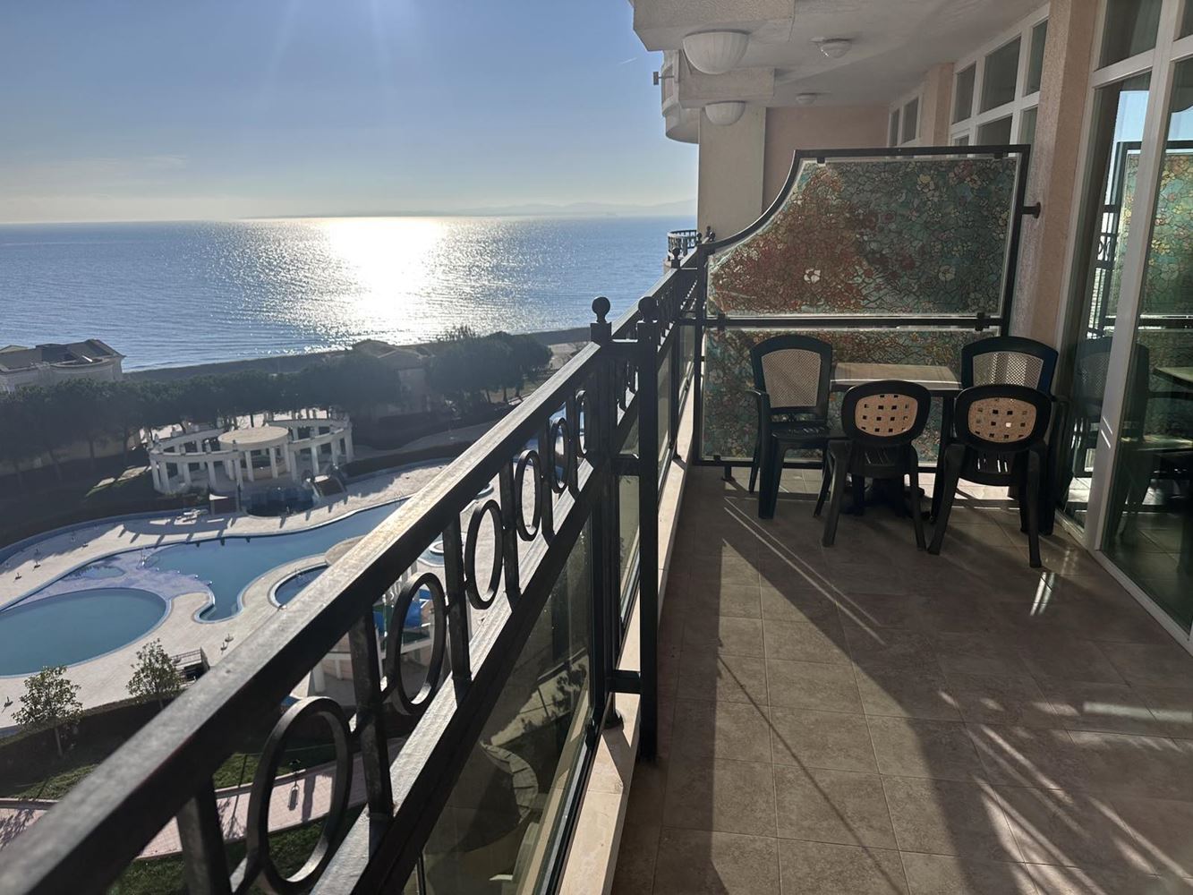 Byt se dvěma ložnicemi v Pomorie s přímým výhledem na moře – luxusní život na první linii