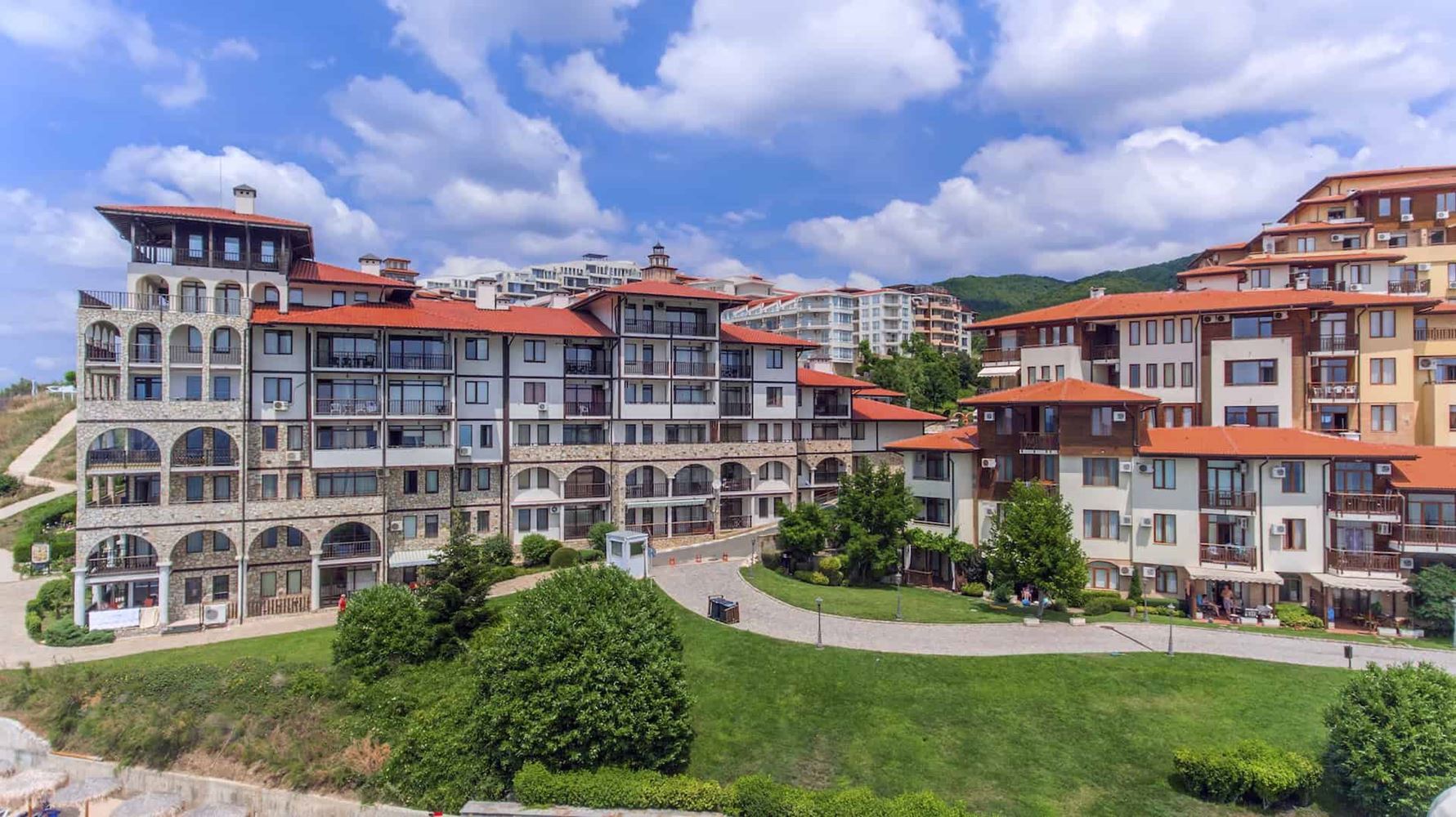 Luxus a klid v první linii u moře ve Sveti Vlas – prostorný apartmán s jednou ložnicí a výhledem na bazén