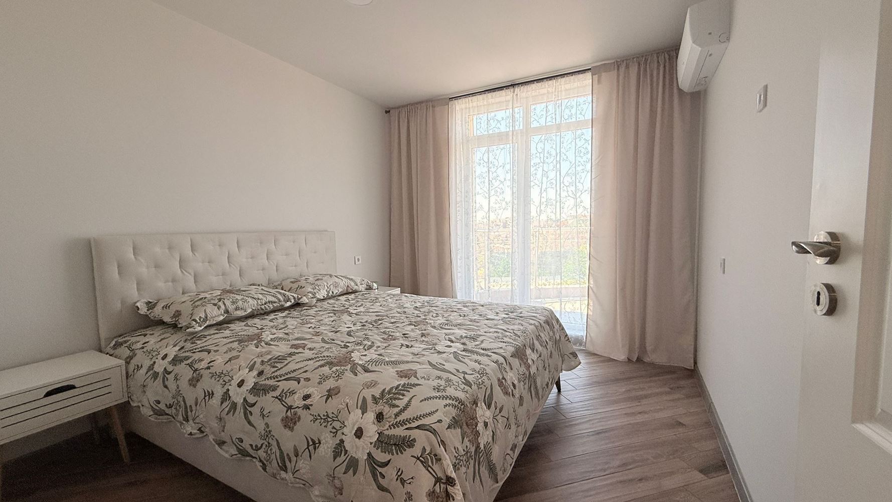 Luxusní apartmán se třemi ložnicemi na první linii v Ravdě – prostor, prestiž a úchvatné mořské panorama
