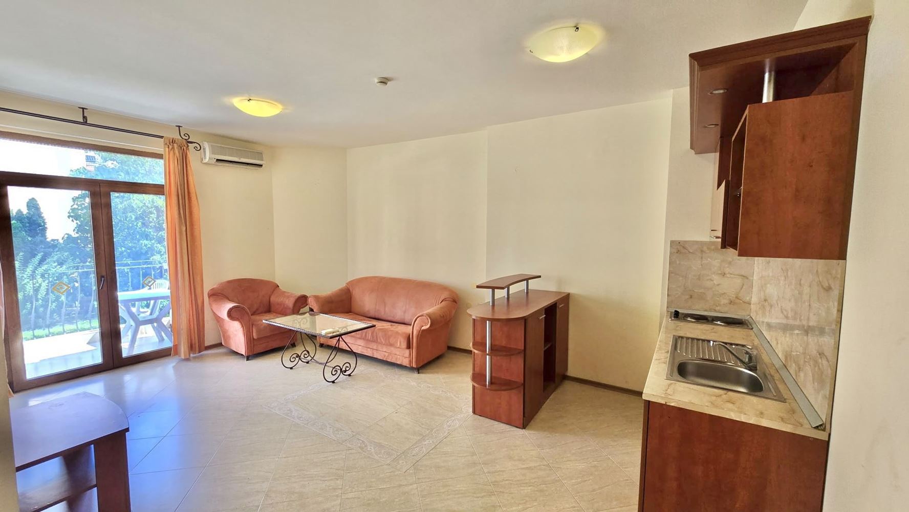 Prostorný apartmán s jednou ložnicí na Slunečním pobřeží – skvělá investice s kompletní dokumentací