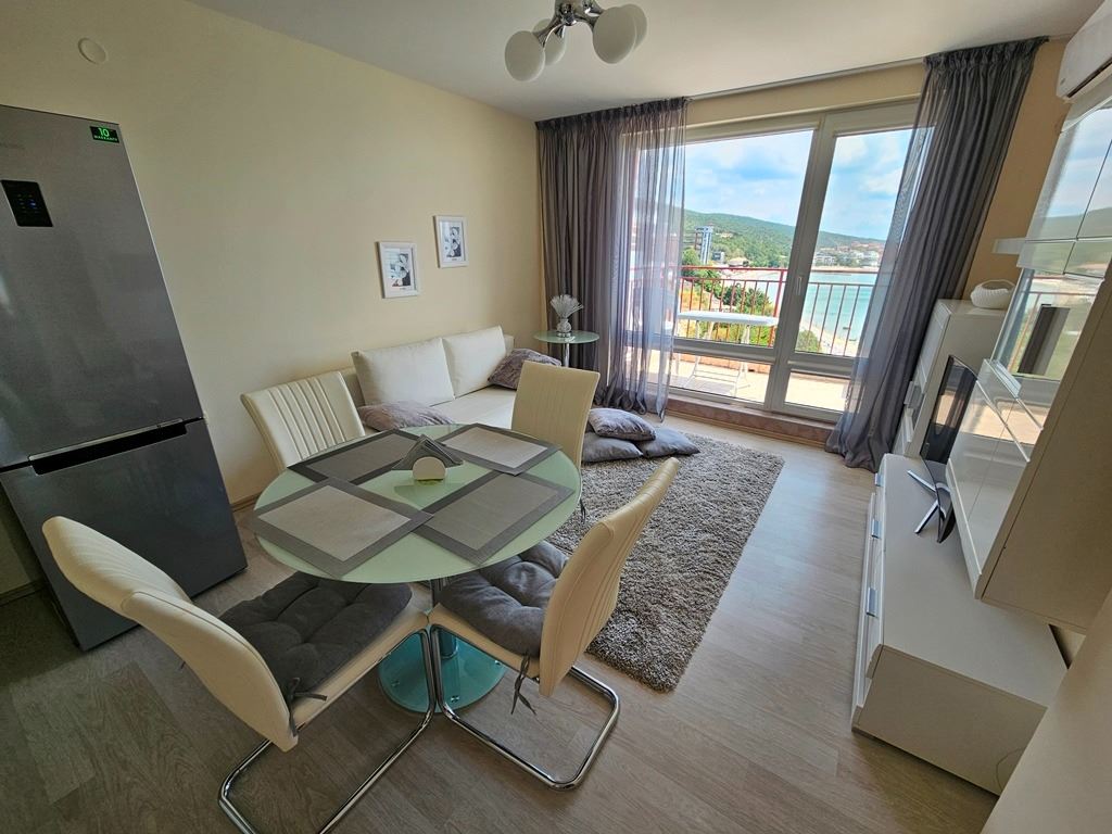 Luxusní panoramatický apartmán na první linii u moře se dvěma ložnicemi a obrovskou terasou