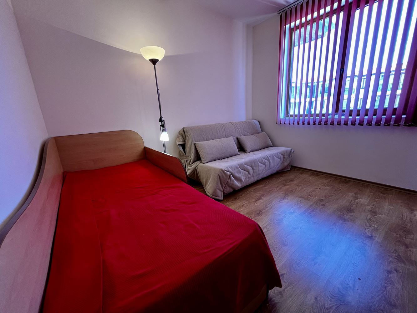 Mořský komfort a klid v blízkosti Nesebaru! Zařízený apartmán s jednou ložnicí s výhledem na bazén v luxusním uzavřeném komplexu