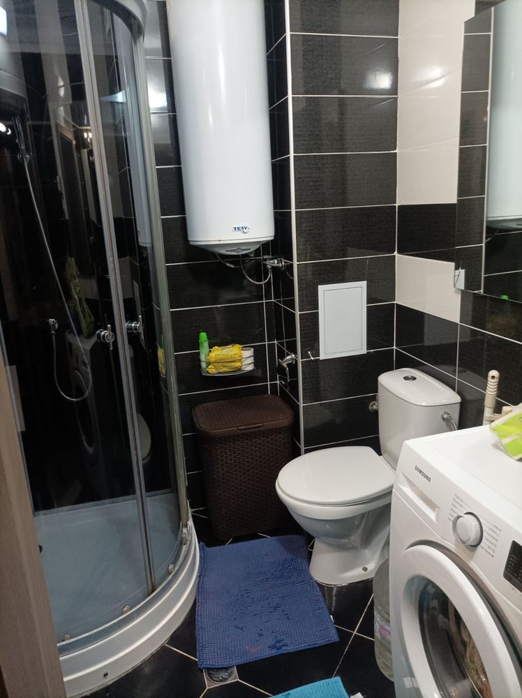 Apartmán s jednou ložnicí a vlastní zahradou na Slunečném pobřeží – Vaše zelená oáza u moře