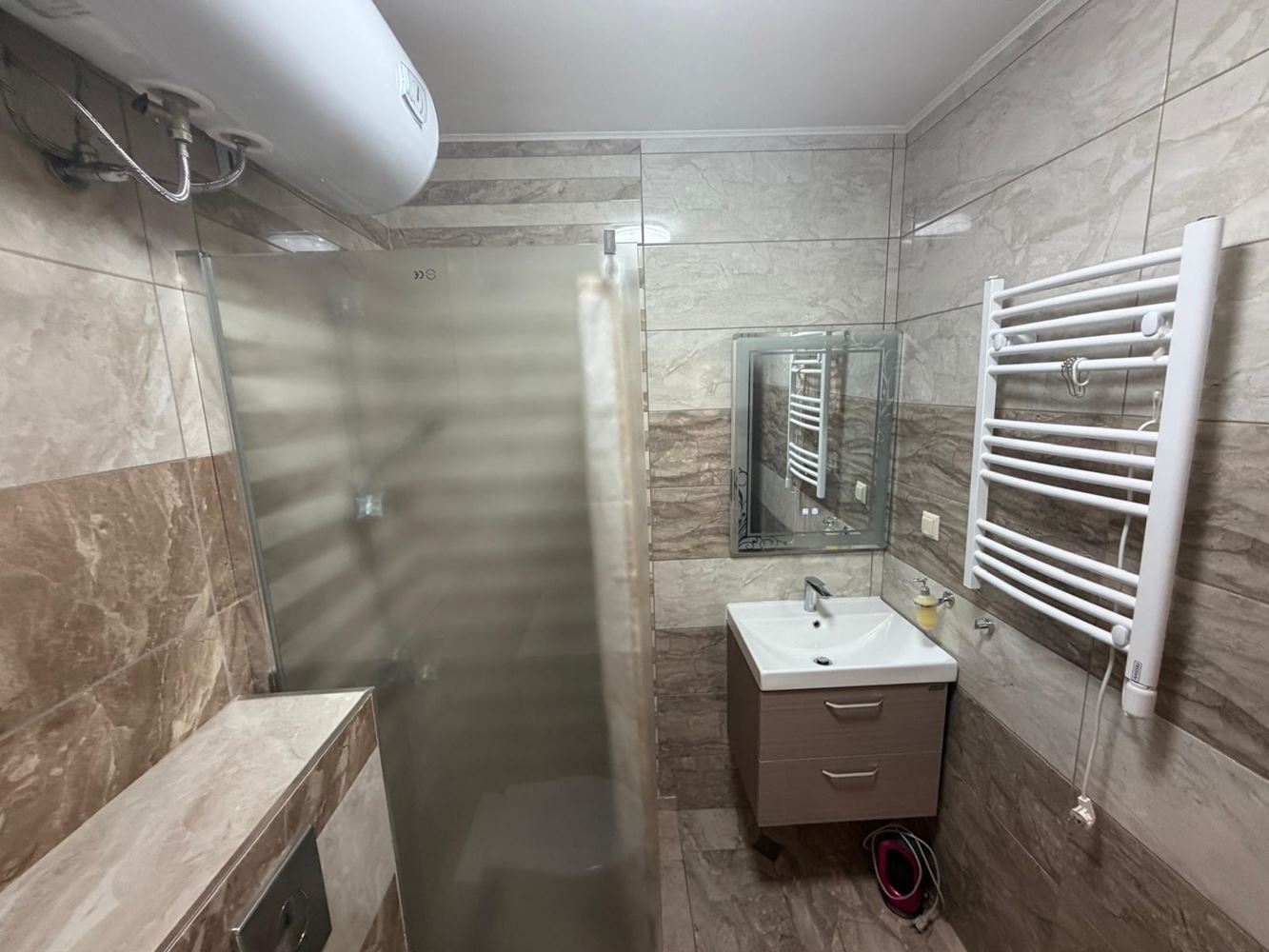 Útulný apartmán s jednou ložnicí a obrovskou terasou v Ravdě – váš osobní prostor u moře