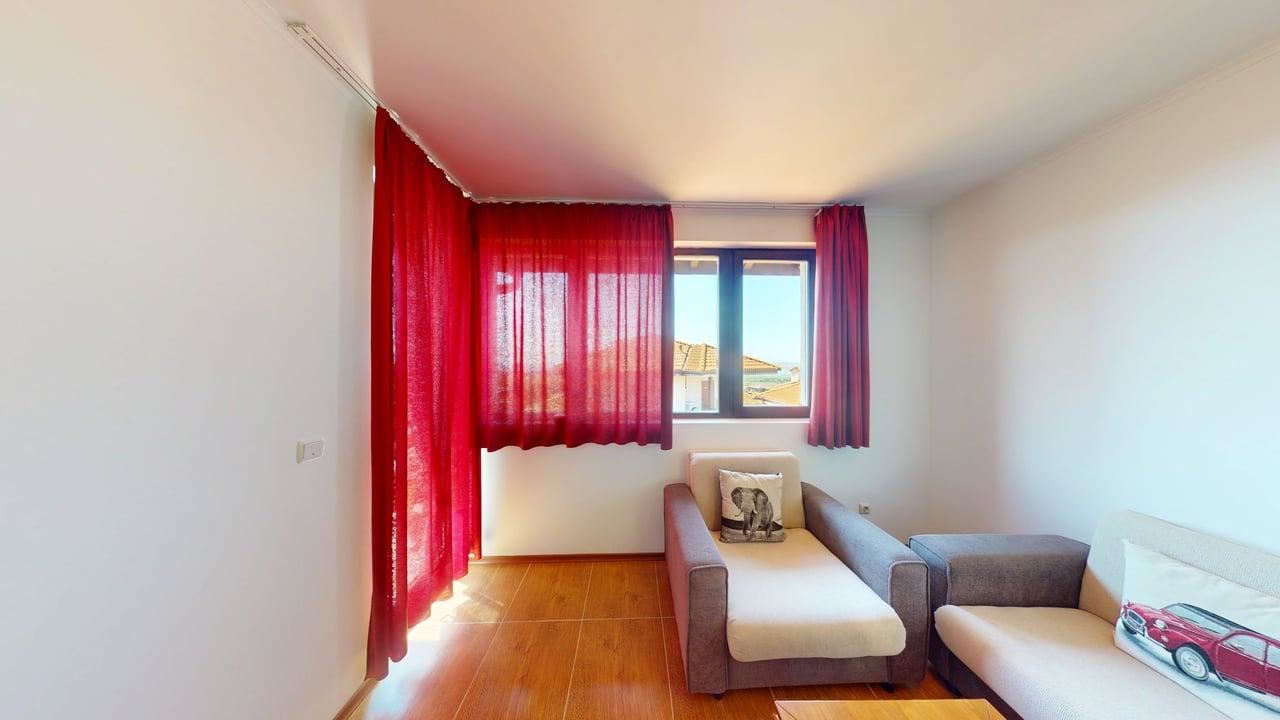 Prostorný apartmán s jednou ložnicí a výhledem na moře v oblasti Slunečného pobřeží