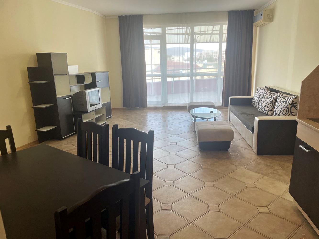 Prostorný panoramatický apartmán se dvěma ložnicemi ve Slunečném pobřeží