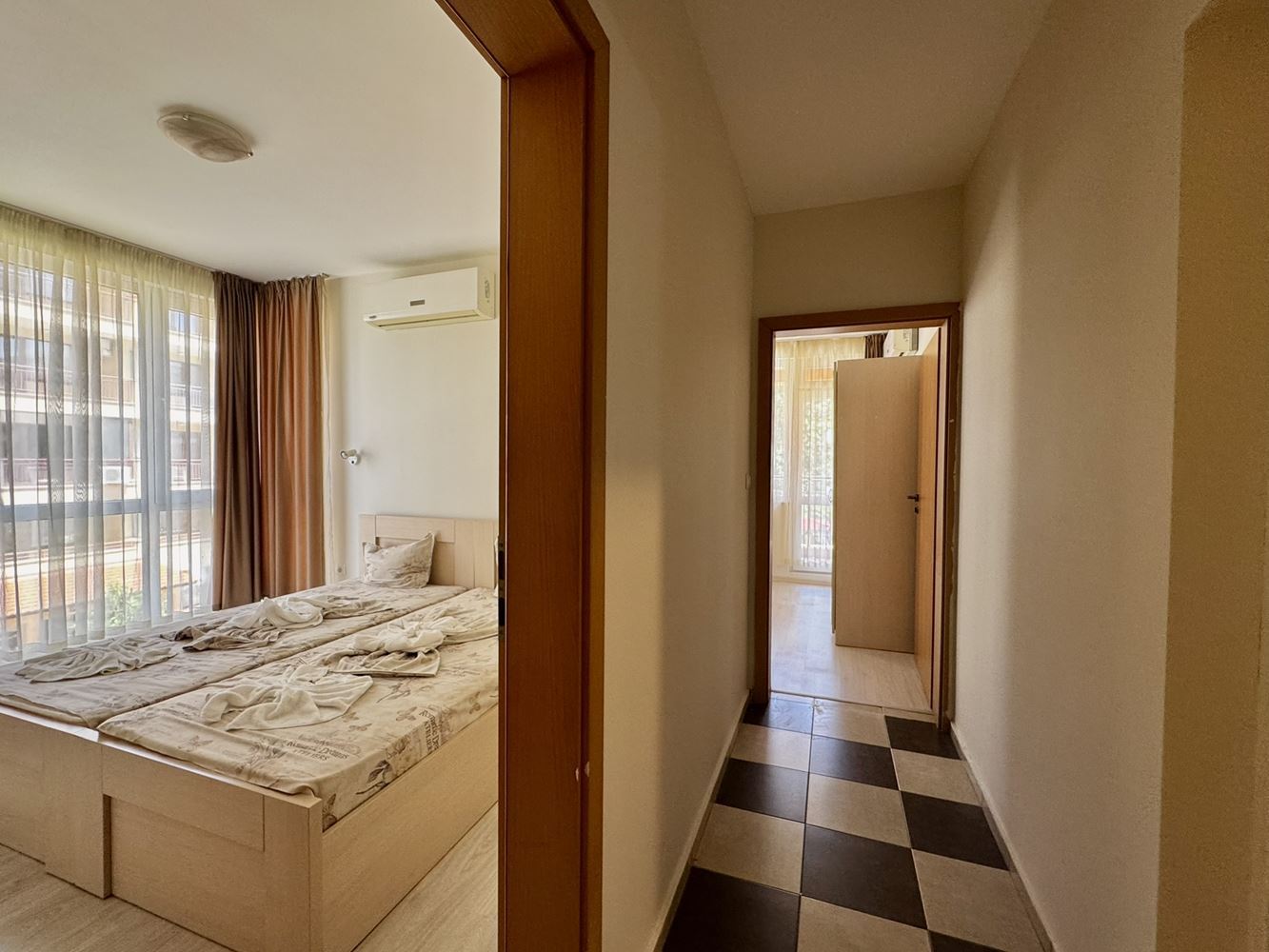Objevte svůj nový domov u moře - apartmán se dvěma ložnicemi v centrální části Slunečného pobřeží