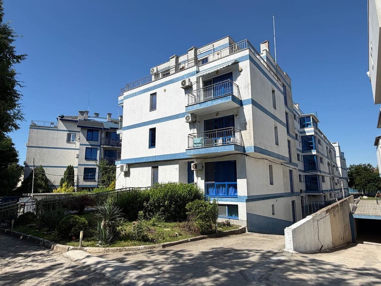 Apartmán s jednou ložnicí v první linii u moře v Pomorie – panoramatický výhled na moře a bazén