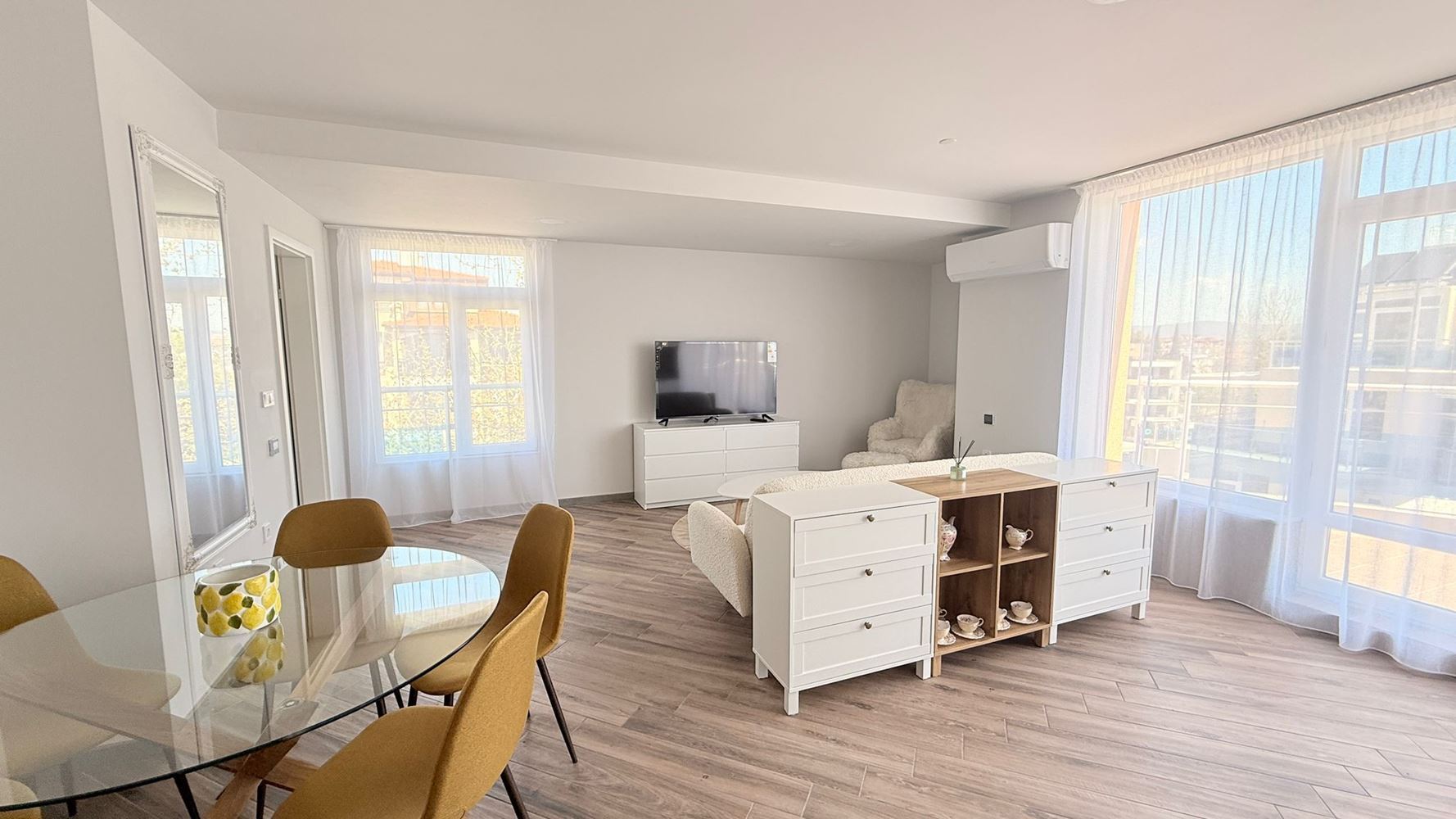 Luxusní apartmán se třemi ložnicemi na první linii v Ravdě – prostor, prestiž a úchvatné mořské panorama