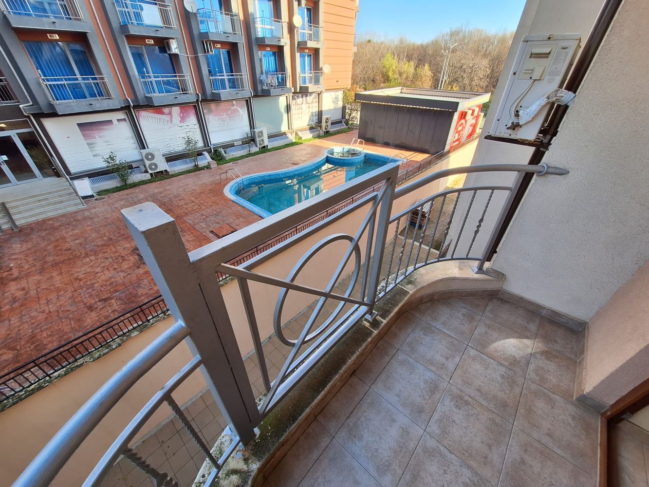 Byt s jednou ložnicí s panoramatickým výhledem na bazén – Slunečné pobřeží, jen 300 m od moře