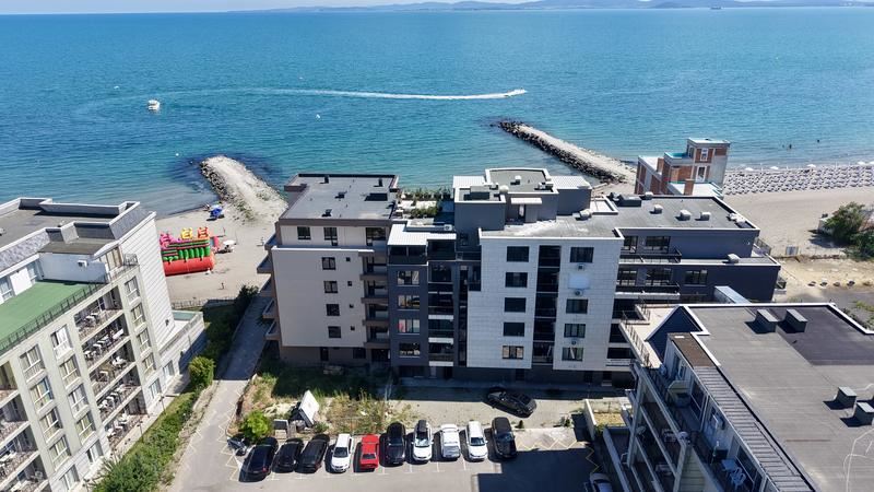 Třípokojový apartmán s čelním panoramatickým výhledem na moře v Pomorie – první linie u moře, Jižní pláž a bez poplatku za údržbu!