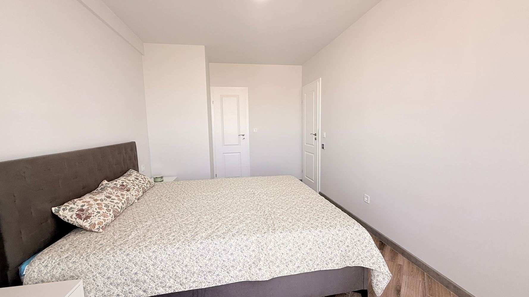 Luxusní apartmán se třemi ložnicemi na první linii v Ravdě – prostor, prestiž a úchvatné mořské panorama