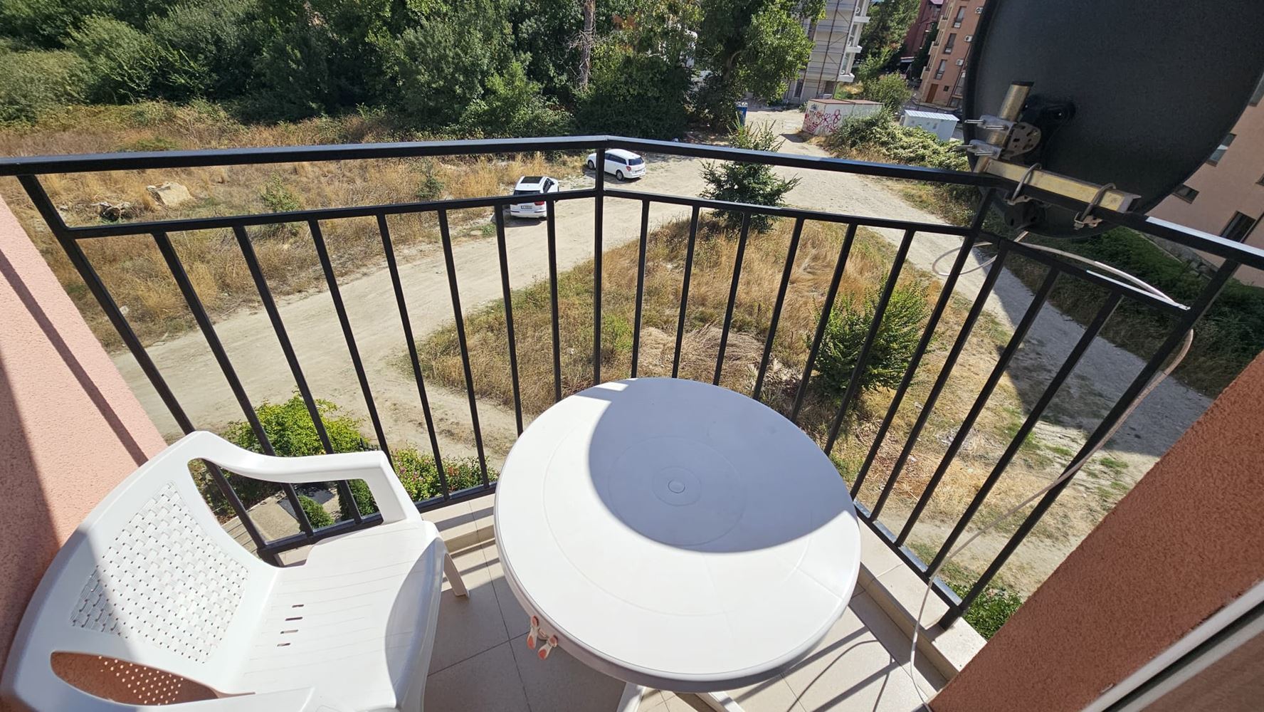 Výborný apartmán s jednou ložnicí s nízkým poplatkem za údržbu na Slunečném pobřeží – připraven k nastěhování