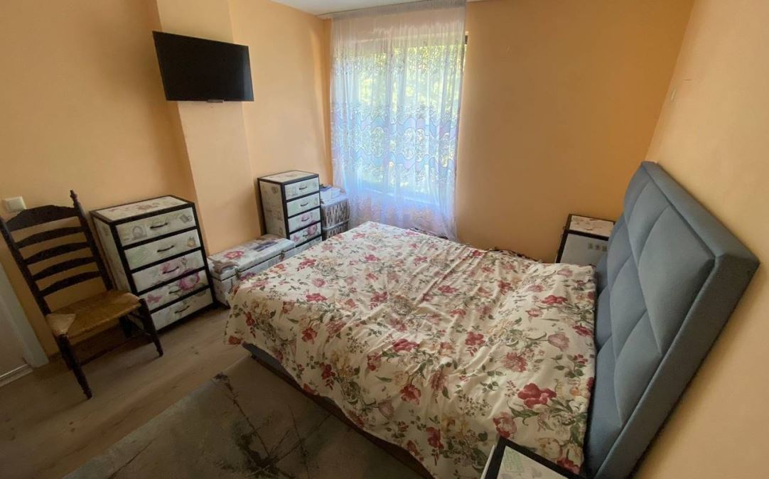 Apartmán se dvěma ložnicemi 50 metrů od pláže v Ravdě – moderní budova, komfort a vynikající poloha