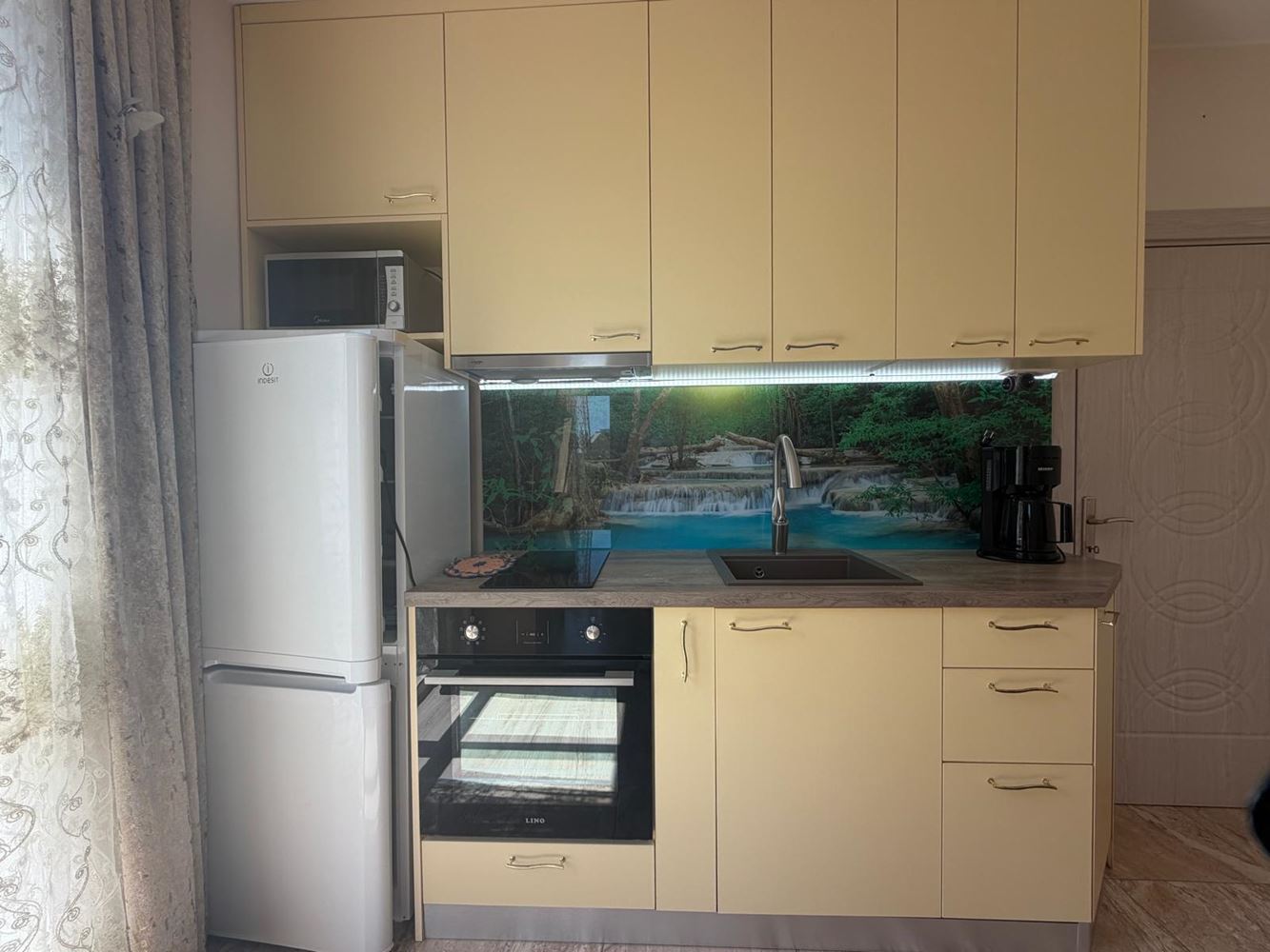 Útulný apartmán s jednou ložnicí a obrovskou terasou v Ravdě – váš osobní prostor u moře