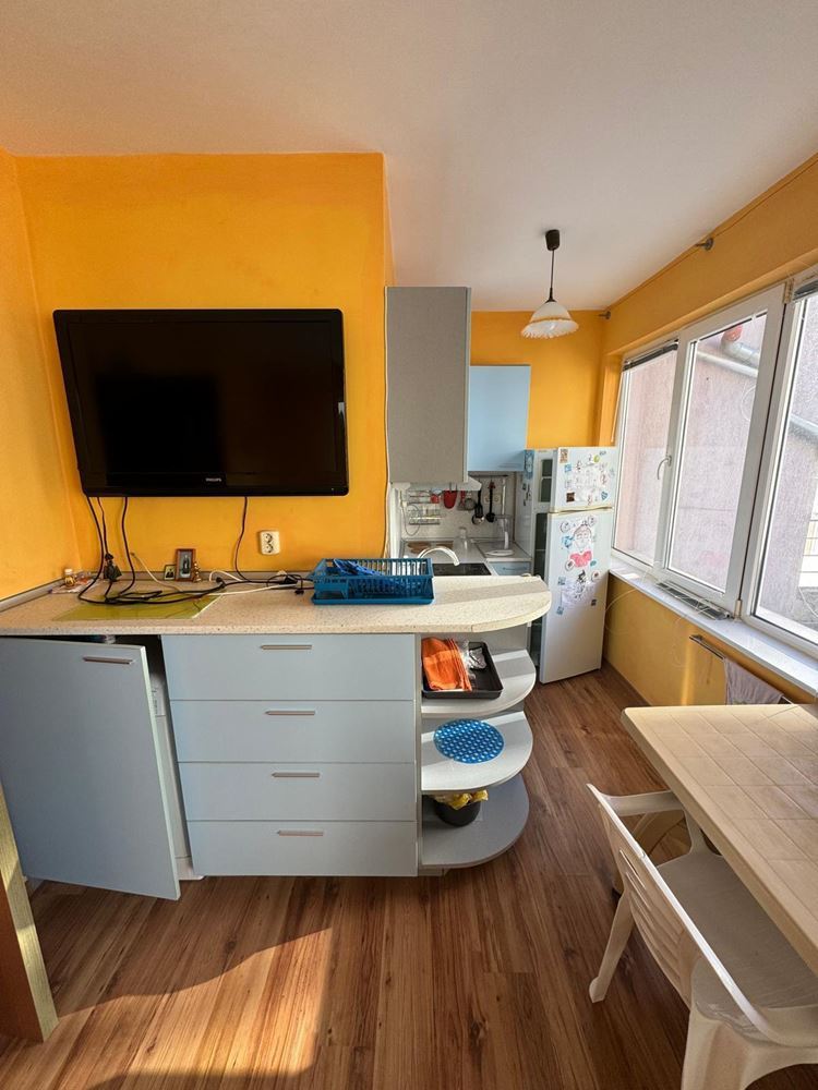 Jedinečný dvoupokojový apartmán v samém centru Pomorie – pouhých 100 metrů od pláže!