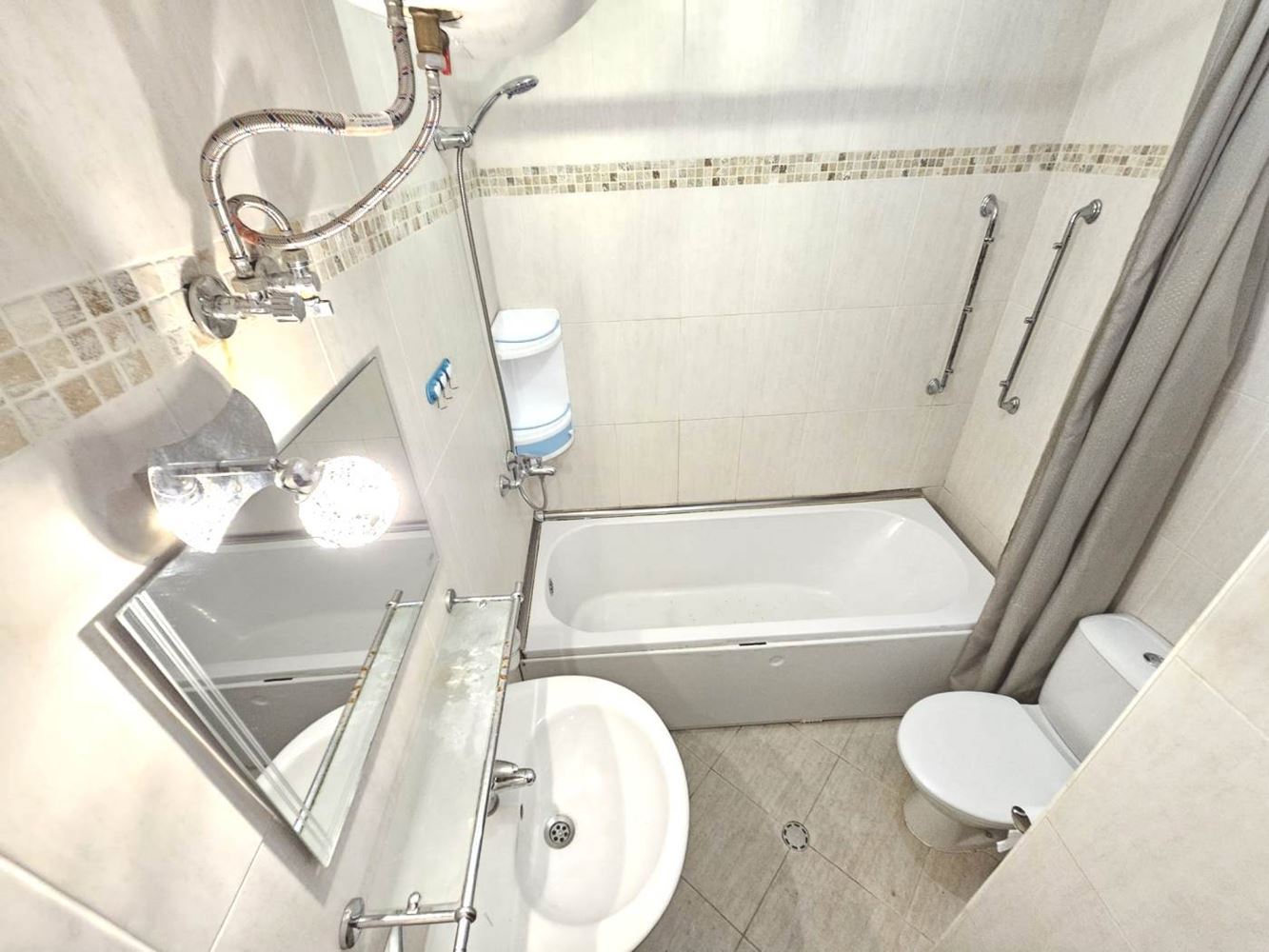 Třípokojový apartmán v přízemí s přímým přístupem k bazénu v luxusním komplexu ve Slunečném pobřeží