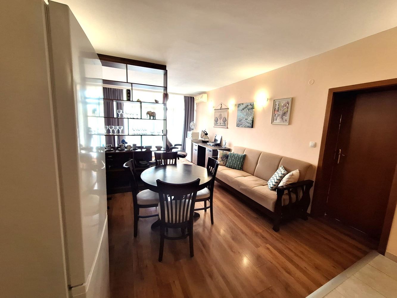 Prostorný a plně zařízený apartmán s jednou ložnicí v blízkosti pláže