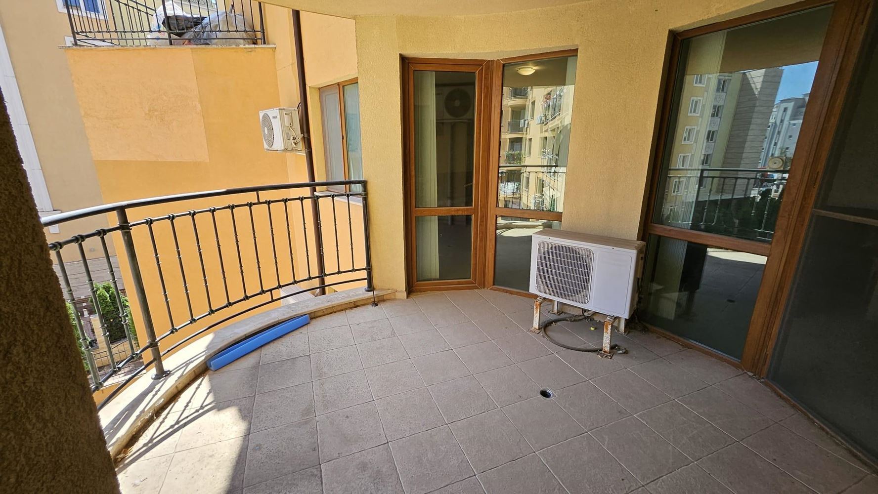 Apartmán se dvěma ložnicemi s vynikající plochou a nízkým poplatkem za údržbu ve Slunečném pobřeží