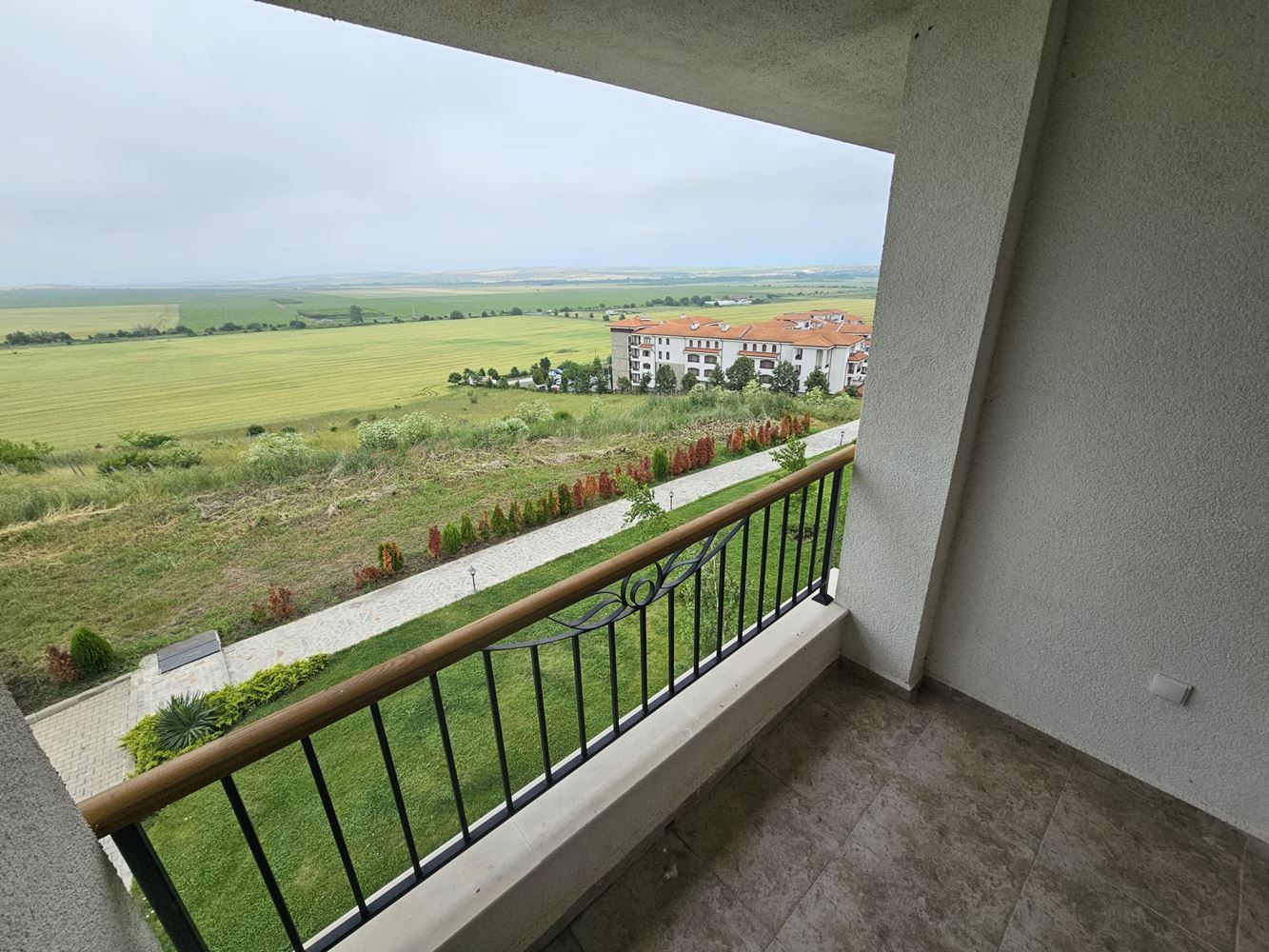 Dvoupokojový apartmán s panoramatickým výhledem v klidném komplexu u Aheloy