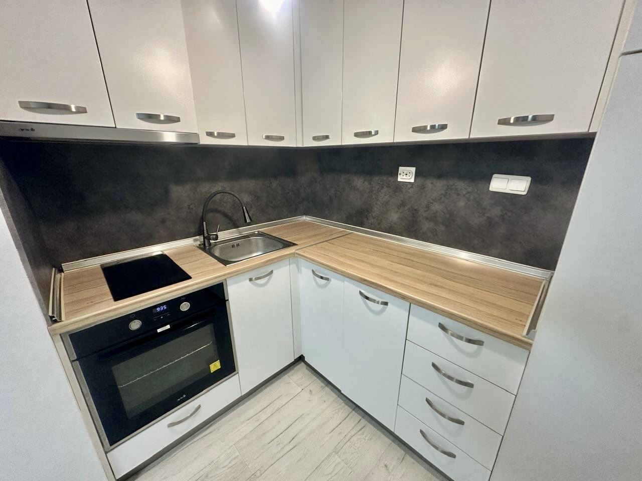 Prostorné studio v přízemí s terasou a možností přeměny na byt s jednou ložnicí – pouze 300 m od moře