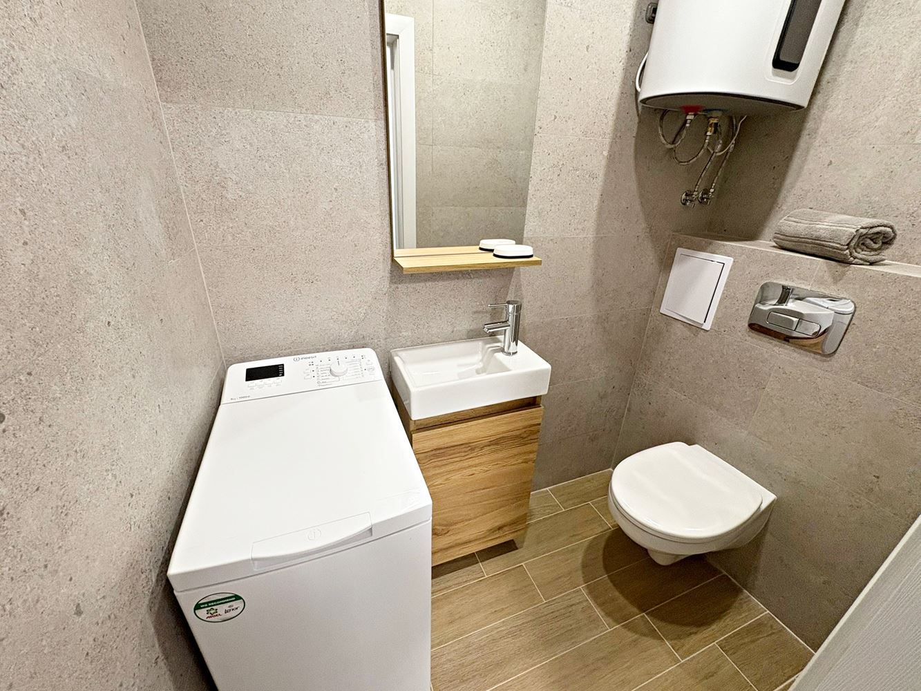 Dvě nezávislé bytové jednotky s výhledem na moře v centru Sveti Vlas – designový interiér a vlastní parkovací místo