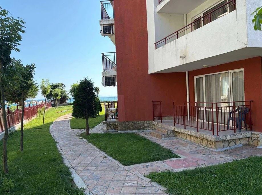 Apartmán v první linii u moře v Elenite – kompletní rekonstrukce, elektřina pro běžné bydlení a přímý přístup na pláž