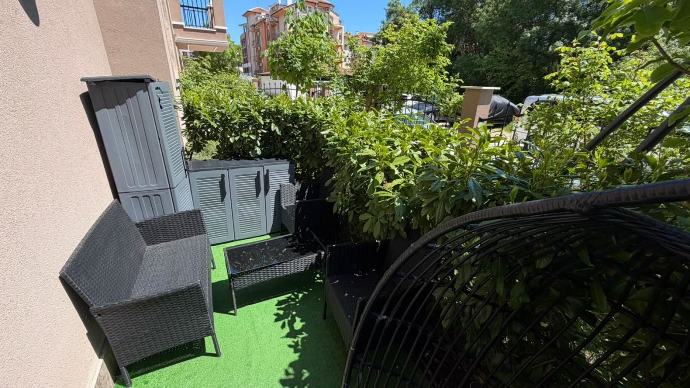 Luxusní studio s velkou verandou v prestižním komplexu na Slunečném pobřeží – komfort, zeleň a SPA relaxace