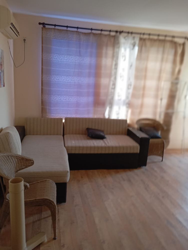 Plně zařízený dvoupokojový apartmán 200 m od pláže v Ravdě – klid, zeleň a komfort v menším komplexu