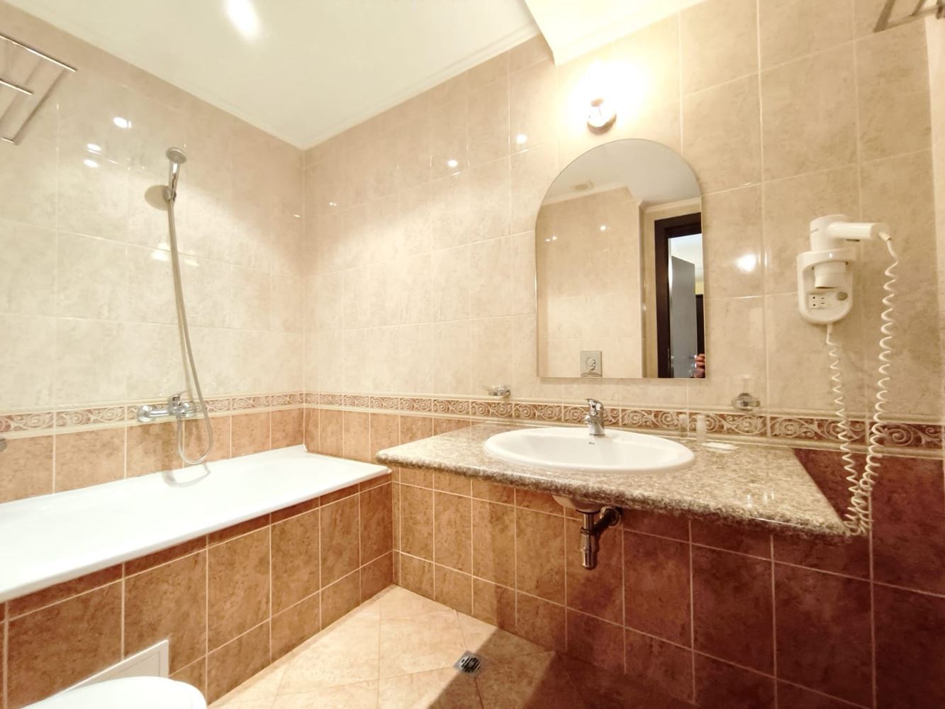 Luxusní apartmán s jednou ložnicí v první linii u moře v Pomorie – komfort a přímořská atmosféra
