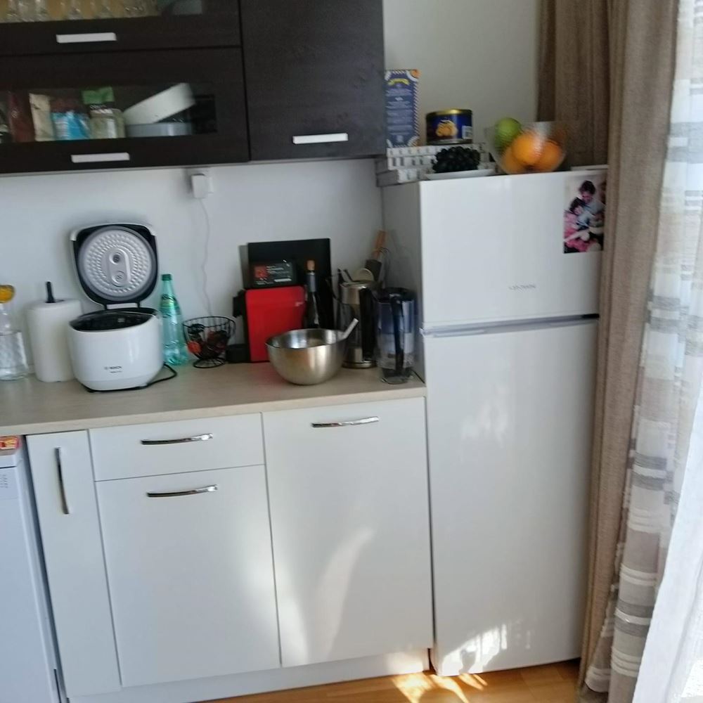 Prostorný apartmán se dvěma ložnicemi a panoramatickým výhledem na moře v Ravdě – pár metrů od pláže, plně zařízený a s výborným investičním potenciálem