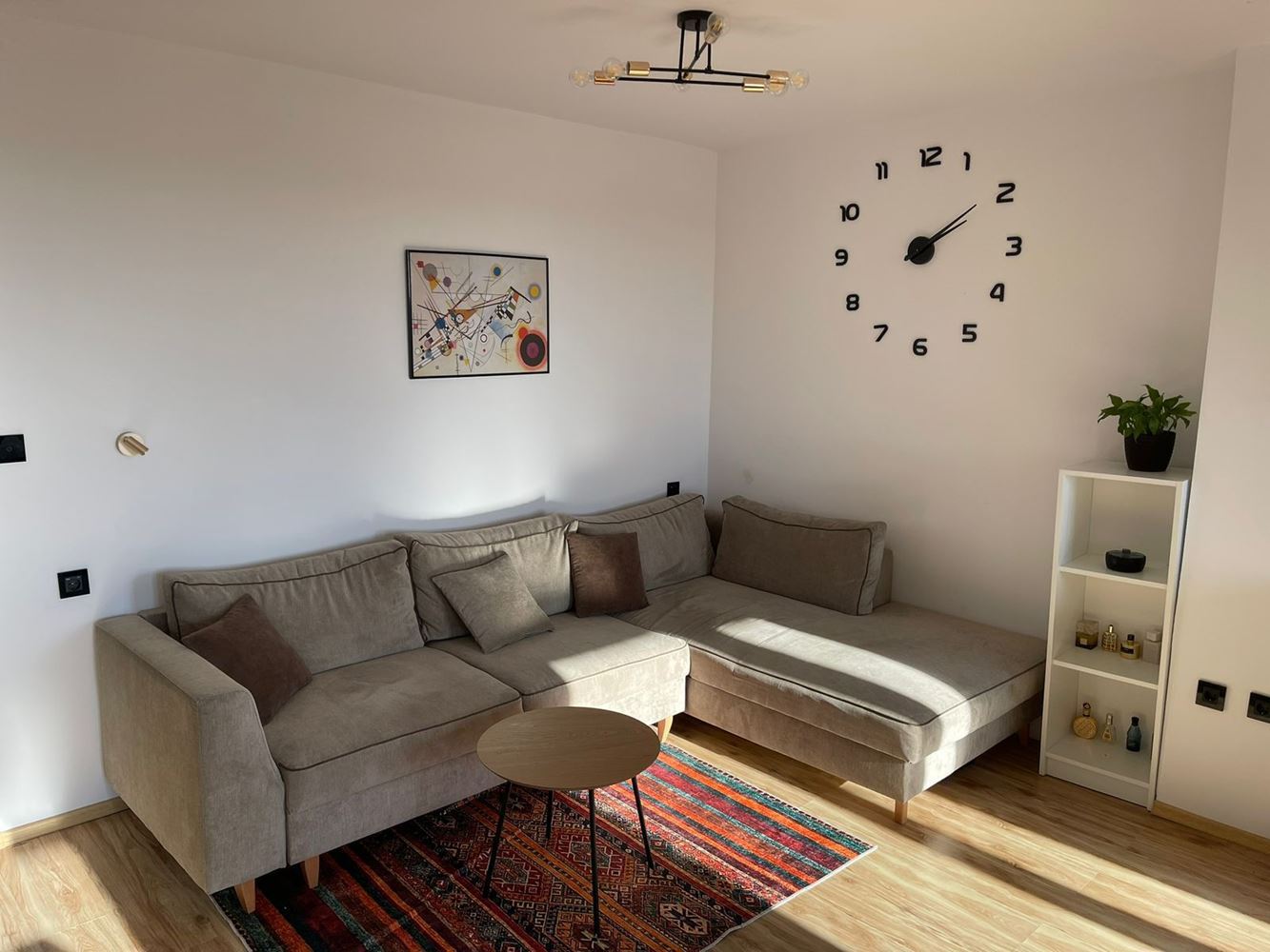 Stylové studio s moderním vybavením a částečným výhledem na moře na Slunečném pobřeží
