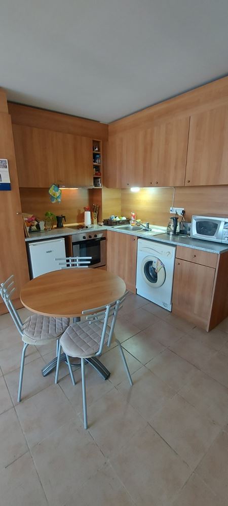 Prostorný apartmán se dvěma ložnicemi a výhledem na moře v první linii u moře – připraven k nastěhování